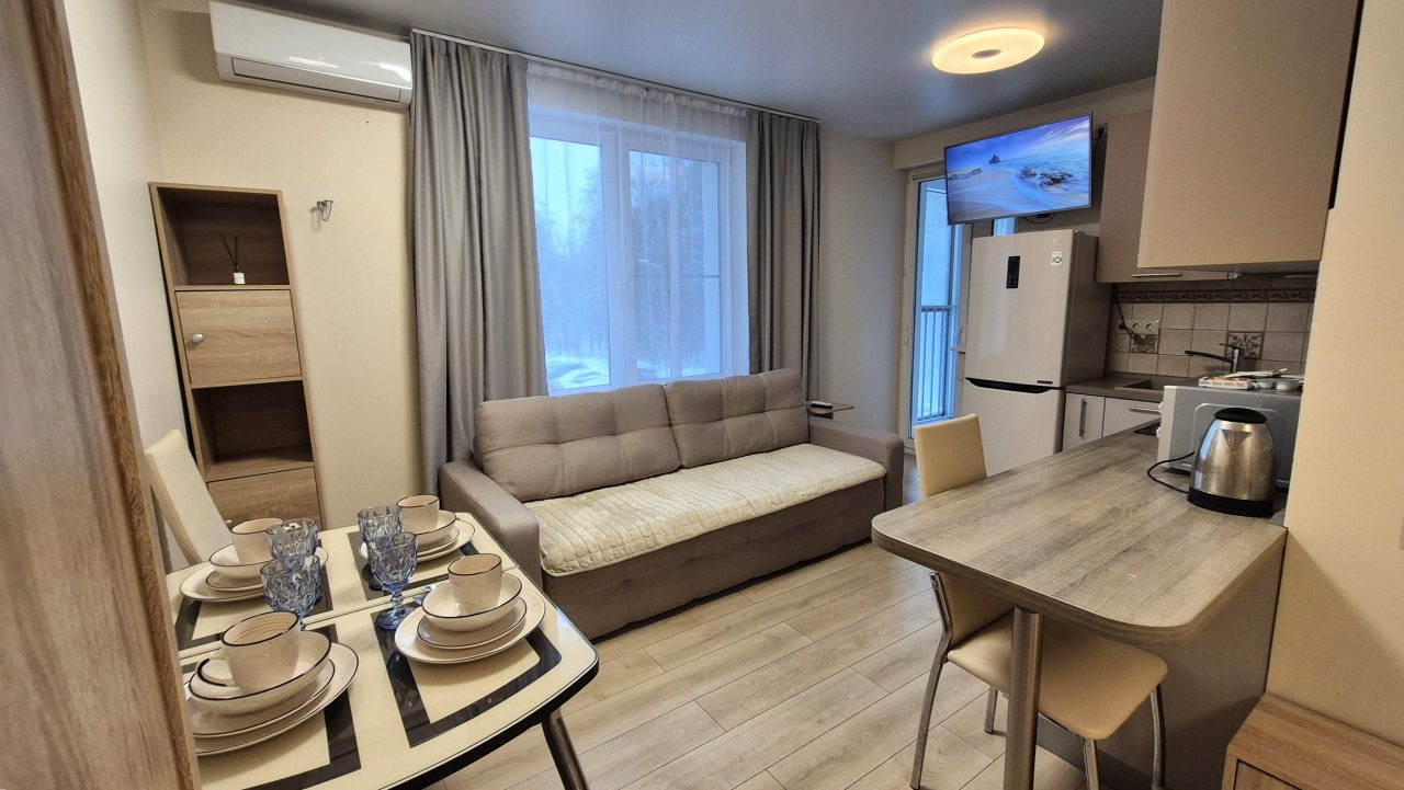 Трёхместный и более, Апартаменты На бульваре Академика Ландау 1