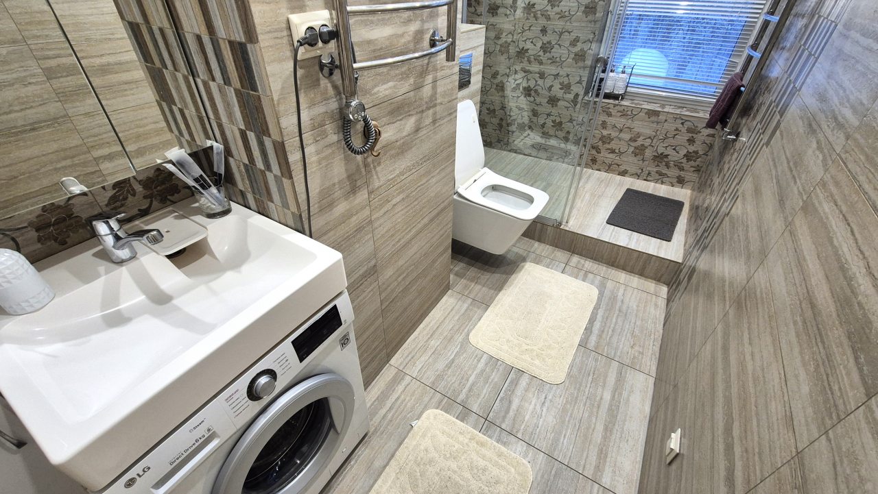 Трёхместный и более, Апартаменты На бульваре Академика Ландау 1