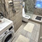 Трёхместный и более, Апартаменты На бульваре Академика Ландау 1