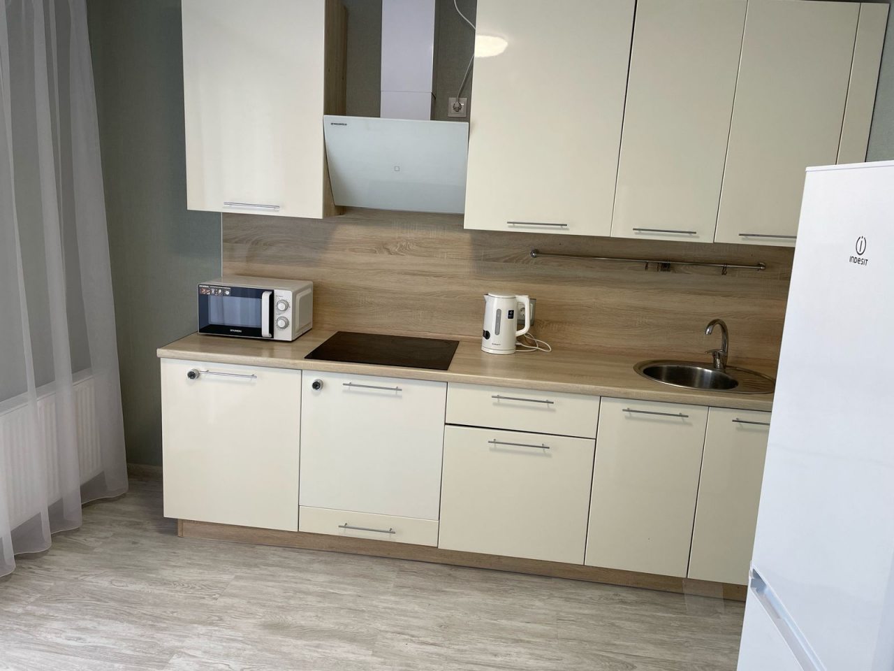 Удобный кухонный гарнитур со все необходимым.