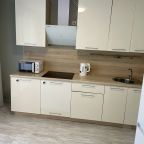 Удобный кухонный гарнитур со все необходимым.