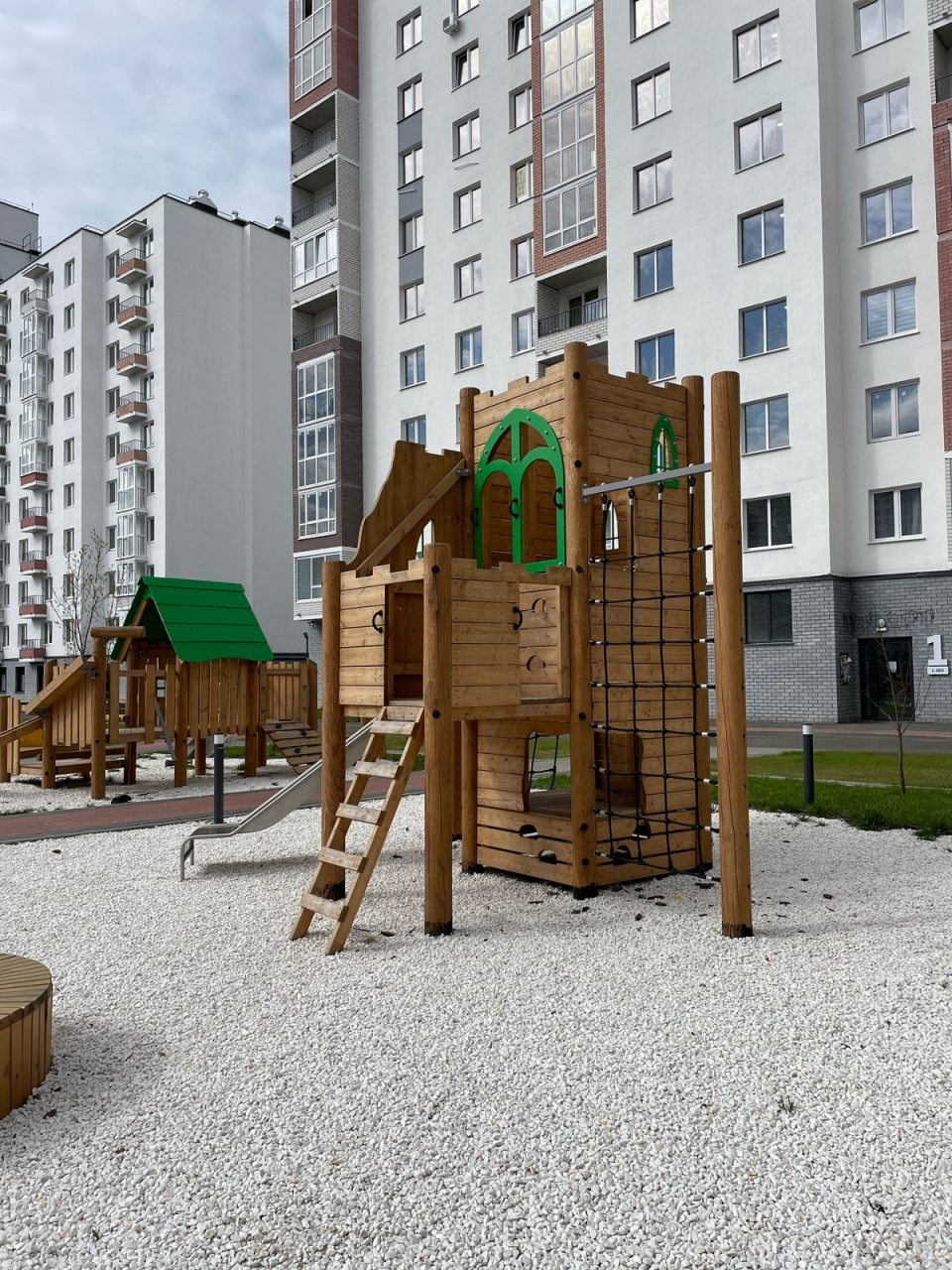 Современная детская закрытая площадка.