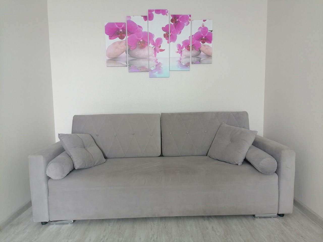 Двухместный раскладной комфортный диван.