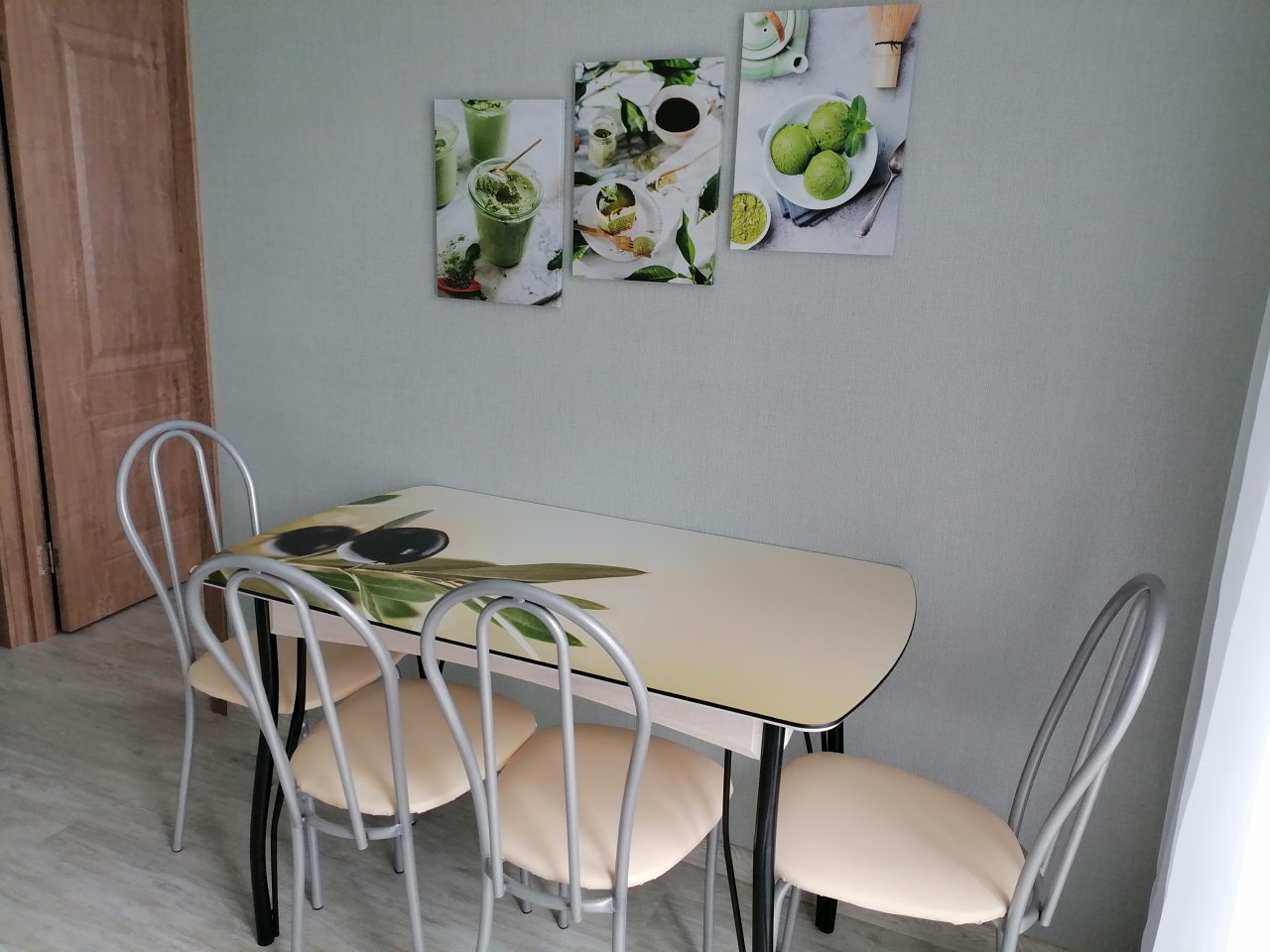 Современный стол со стульями.