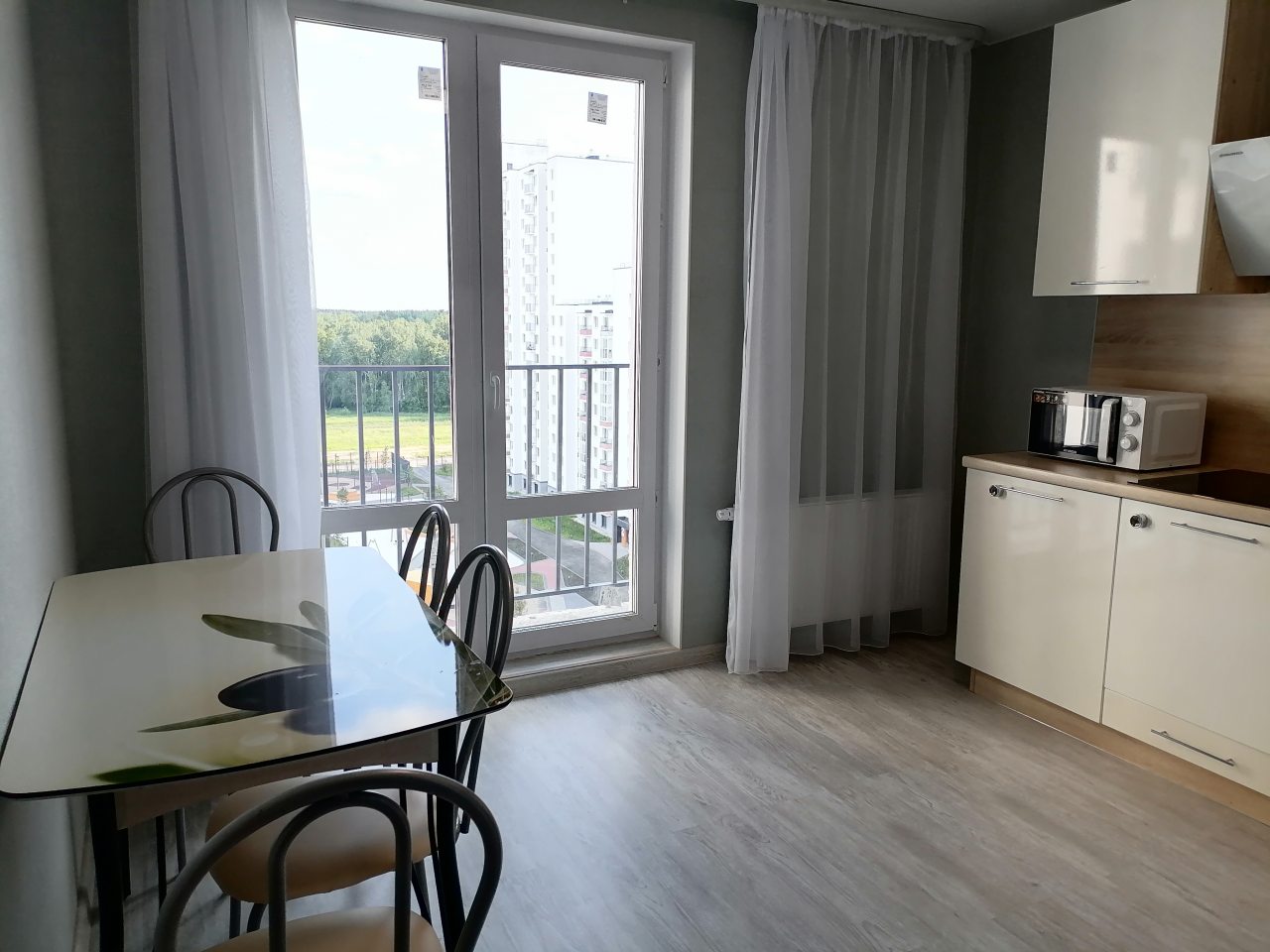 Красивый вид из окна на кухне.