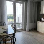 Красивый вид из окна на кухне.