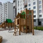 Современная новая детская площадка.