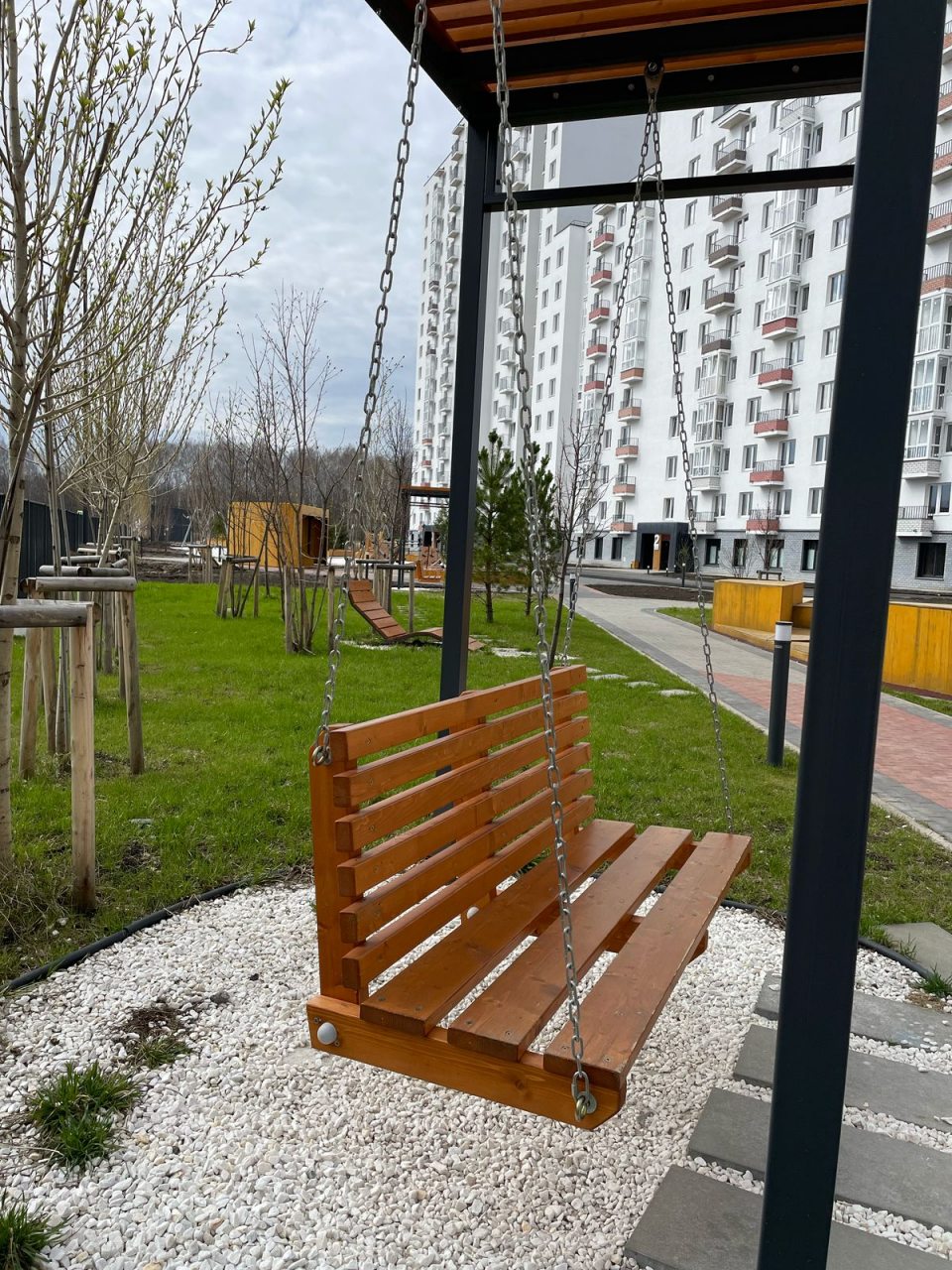 Современная новая детская площадка.