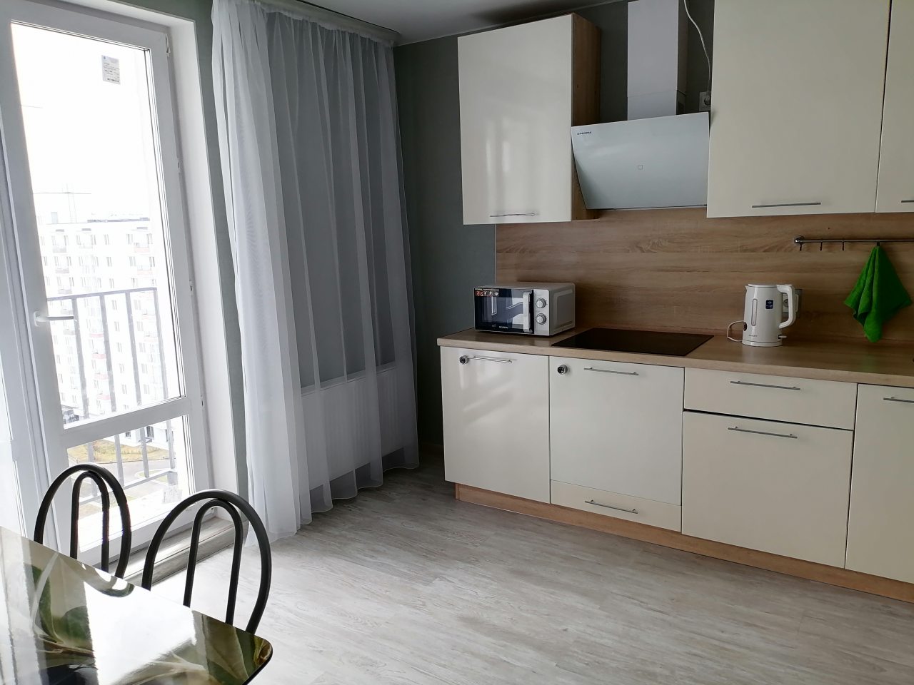 Удобный кухонный гарнитур со все необходимым.