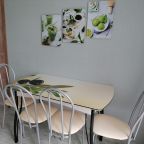 Современный стол со стульями.