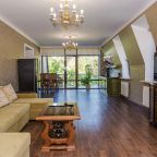 Сьюит (Трёхкомнатные апартаменты с балконом (96кв.м.)), Апартаменты Элитные на Декабристов 7