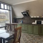 Сьюит (Трёхкомнатные апартаменты с балконом (96кв.м.)), Апартаменты Элитные на Декабристов 7