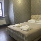 Сьюит (Трёхкомнатные апартаменты с балконом (96кв.м.)), Апартаменты Элитные на Декабристов 7