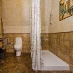 Сьюит (Трёхкомнатные апартаменты с балконом (96кв.м.)), Апартаменты Элитные на Декабристов 7