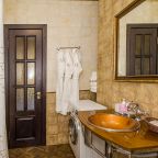 Сьюит (Трёхкомнатные апартаменты с балконом (96кв.м.)), Апартаменты Элитные на Декабристов 7