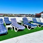 Бассейн с подогревом с лаундж зоной для загара