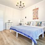 Могут быть соединены в двуспальную кровать через топпер