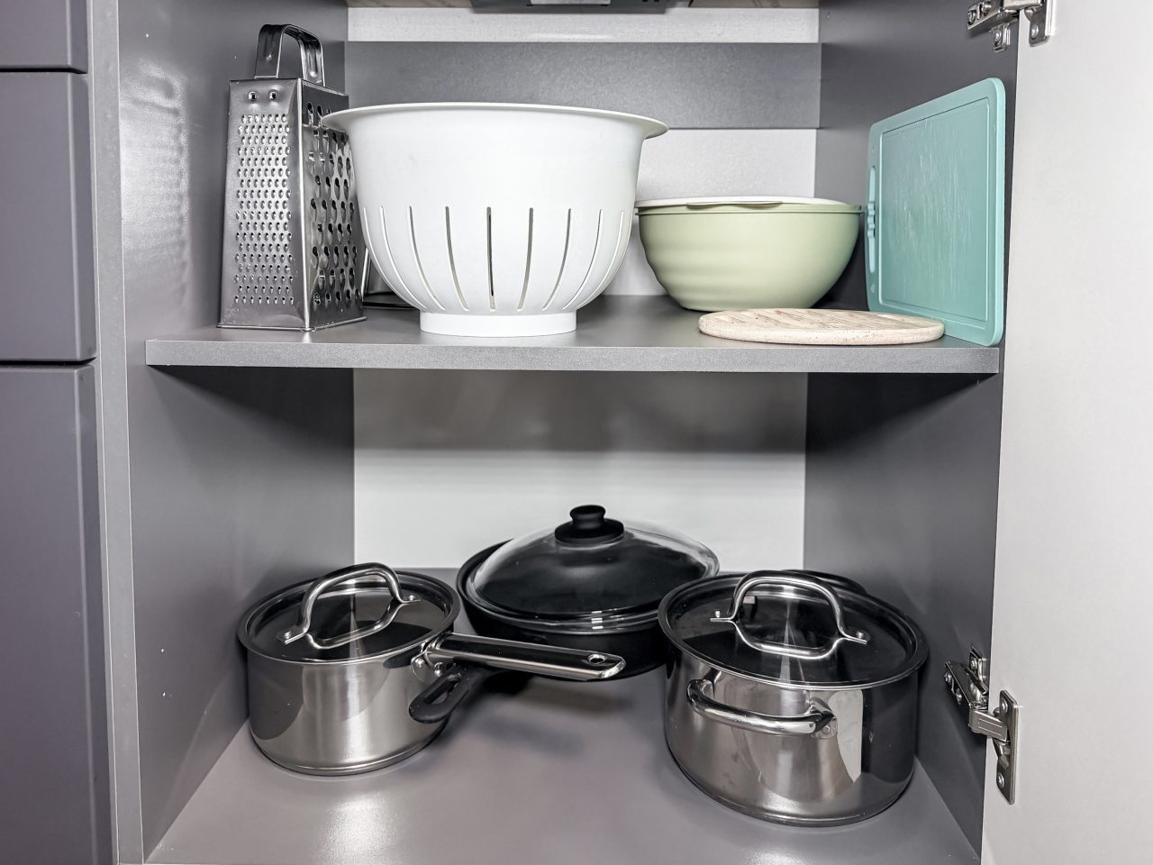 Вся необходимая посуда для приготовления еды