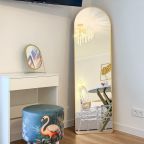 Пуф, туалетный столик и зеркало