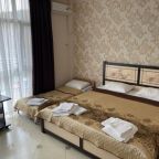 Трёхместный номер с двуспальной и односпальной кроватью