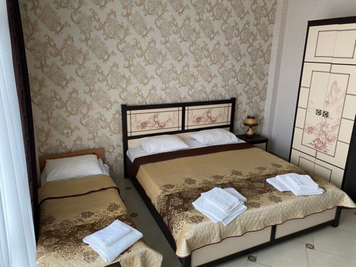 Трёхместный номер с двуспальной и односпальной кроватью