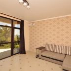 Гостиная зона с диваном и панорамными окнами