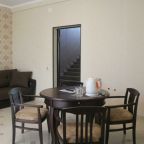 Обеденная зона с чайником, столом и мягким диваном