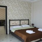 Спальная зона с двуспальной кроватью и свежим бельём