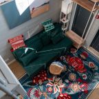 В двухэтажном доме вид на первый этаж, гостиная