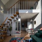 Со второго этажа вид открывается на горы Кавказа.