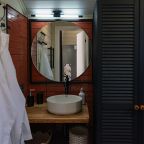 Ванная комната с душевой кабиной, полностью укомплектована