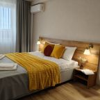 Широкая кровать с белоснежным постельным бельем