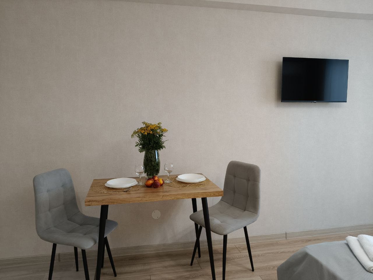 Удобные стулья и стол для приема пищи и работы