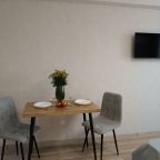 Удобные стулья и стол для приема пищи и работы