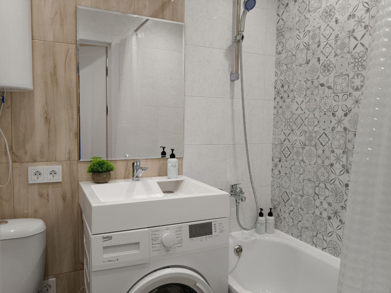 Санузел с гигиеническими принадлежностями и полотенцами