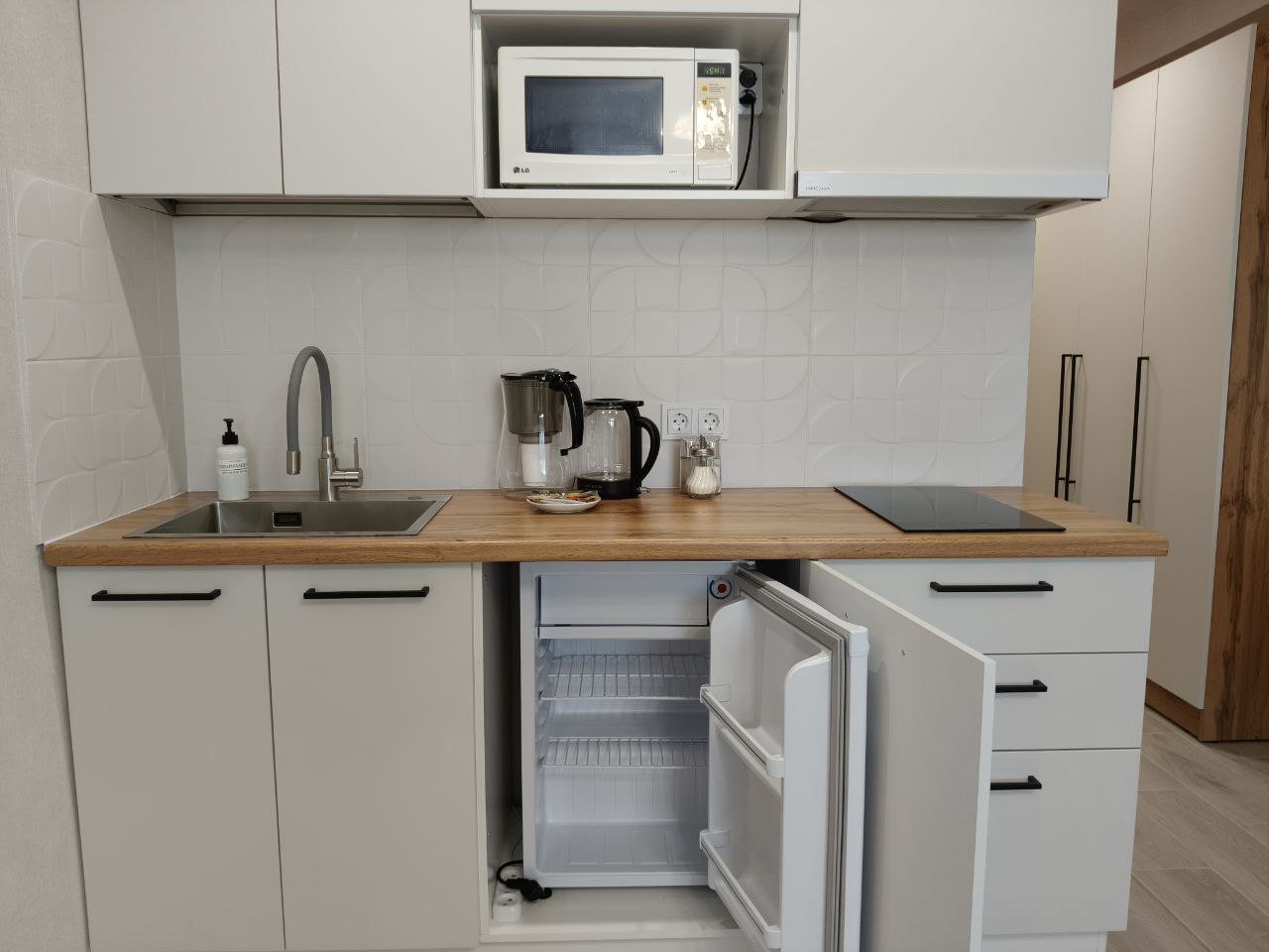 Микроволновка, холодильник с морозильной камерой, плита