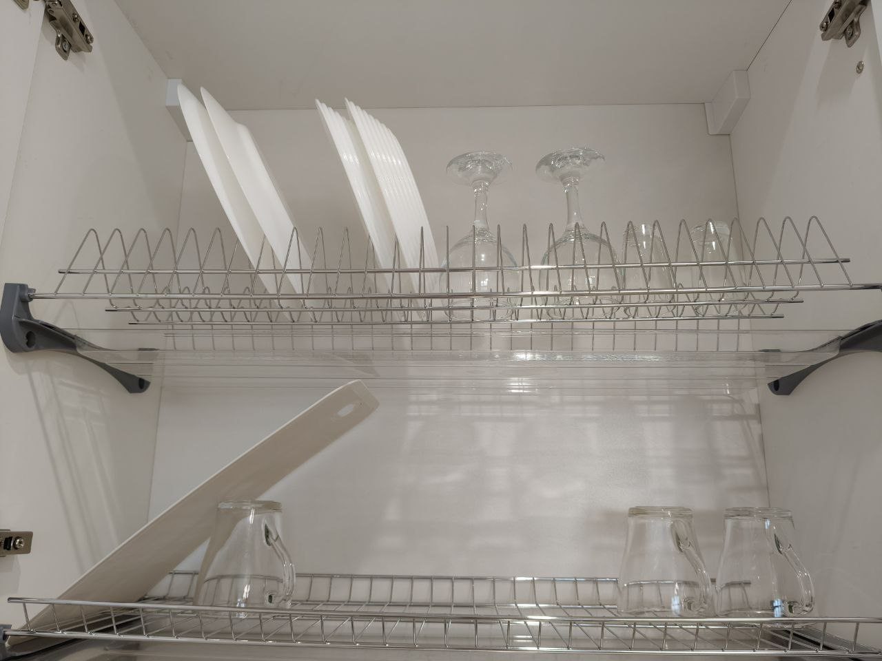 Вся необходимая посуда для приема и приготовления пищи