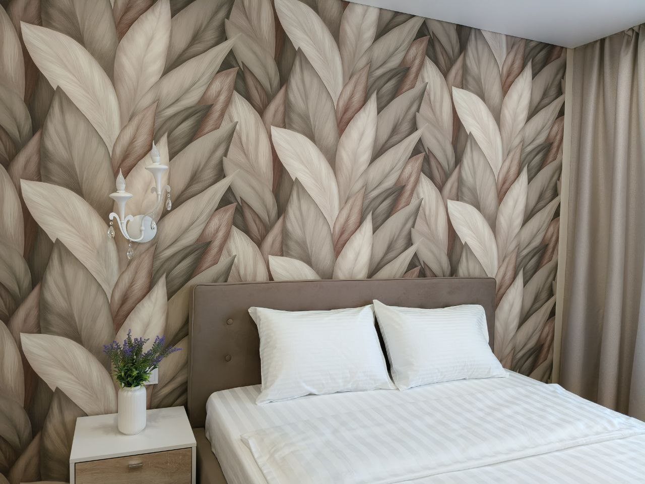 Широкая двуспальная кровать с белоснежным постельным