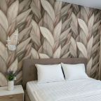 Широкая двуспальная кровать с белоснежным постельным