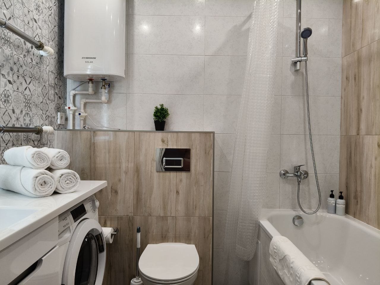 Белоснежные полотенца и гигиенические принадлежности