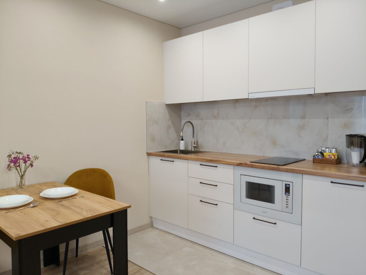 Стол обеденный и для работы, удобные стулья