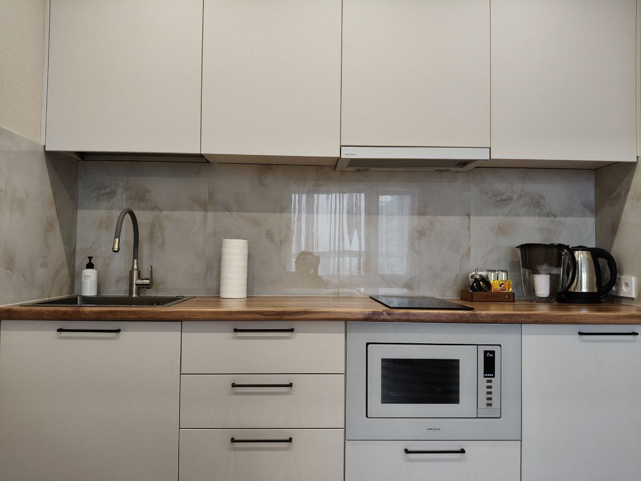 Кухонный гарнитур со встроенной техникой и холодильником