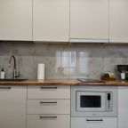 Кухонный гарнитур со встроенной техникой и холодильником