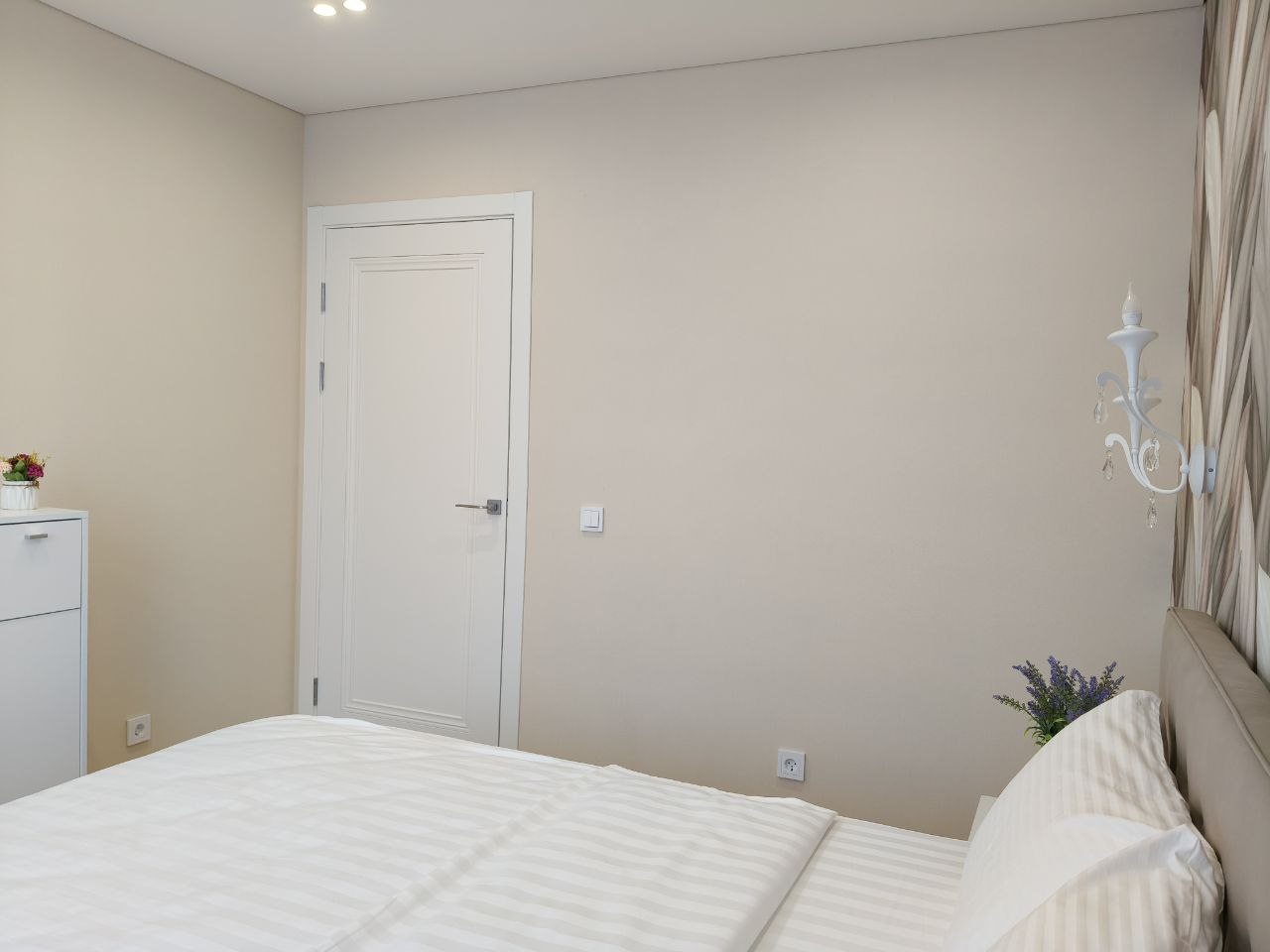 Спальня с белым постельным как в отеле 5 звезд