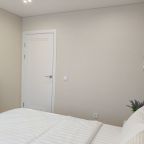 Спальня с белым постельным как в отеле 5 звезд