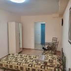 Студио (Студия 4), Апартаменты Дзамбала