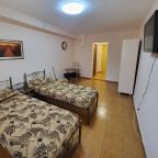 Студио (Студия 5), Апартаменты Дзамбала