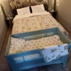 Кроватка для детей до 1 года с матрацем, подушкой и пелёнкой, Апартаменты у Южного вокзала