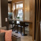 Барный стул с регулировкой высоты, Апартаменты у Южного вокзала