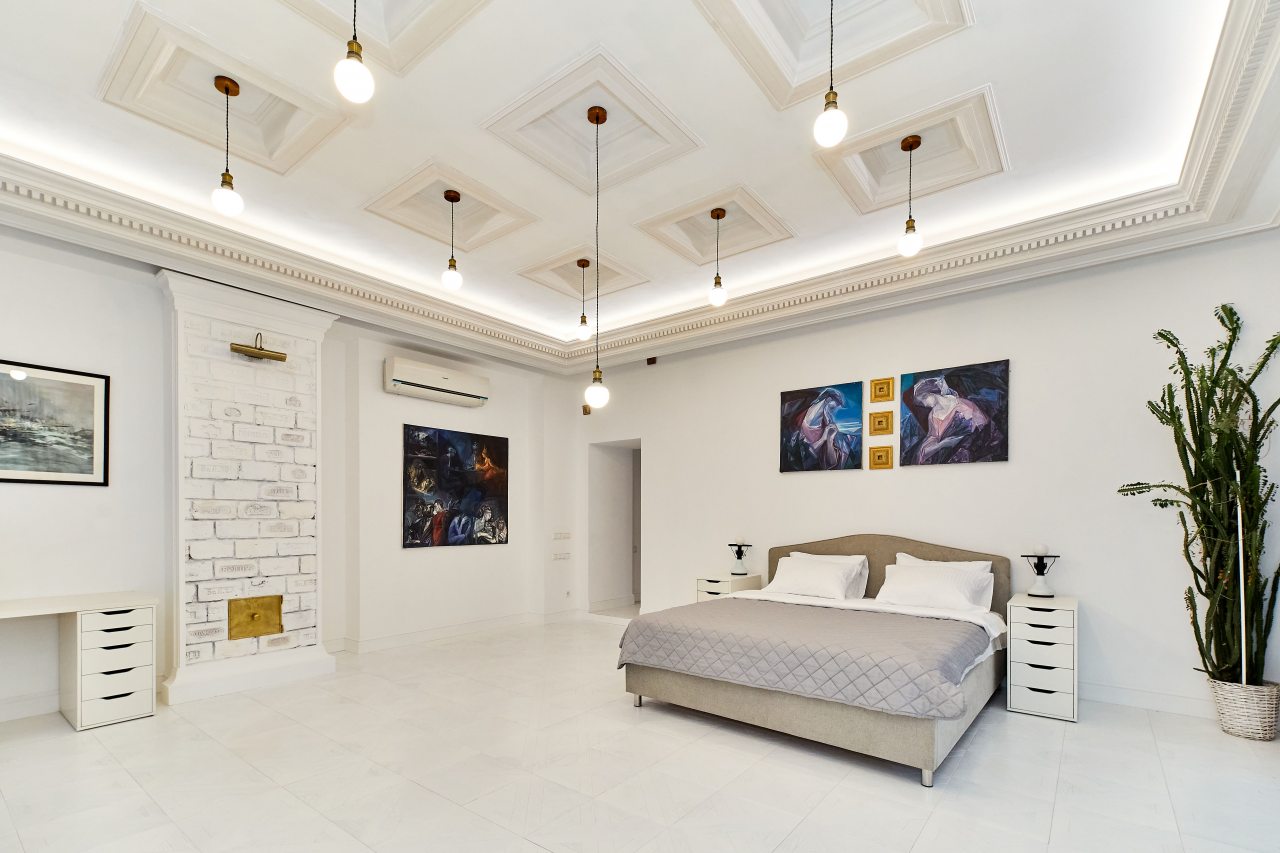 Кровать в апартаментах 100м2